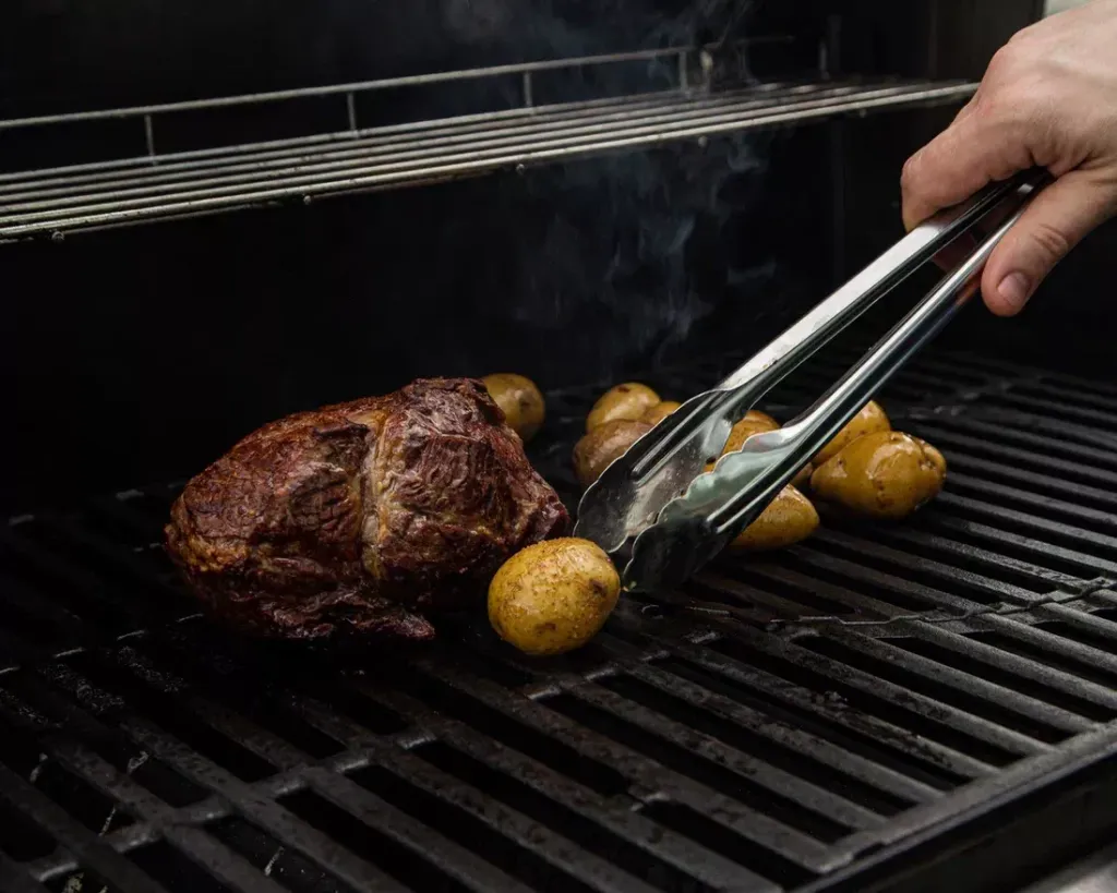 Мясо с картофелем на гриле во время выездного BBQ-мастер-класса EventyOn