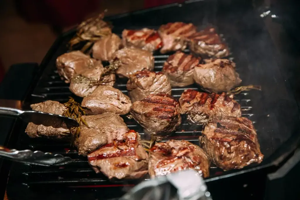Мясо на мангале во время BBQ-вечеринки EventyOn