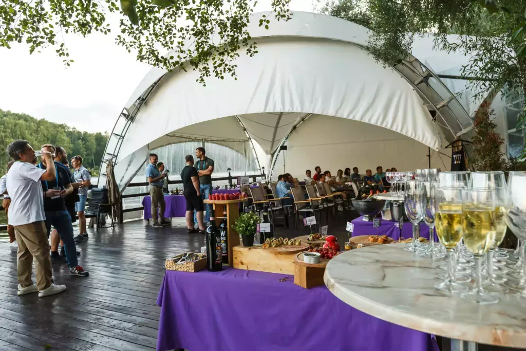 Площадка для выездного корпоратива EventyOn на воде с накрытыми столами