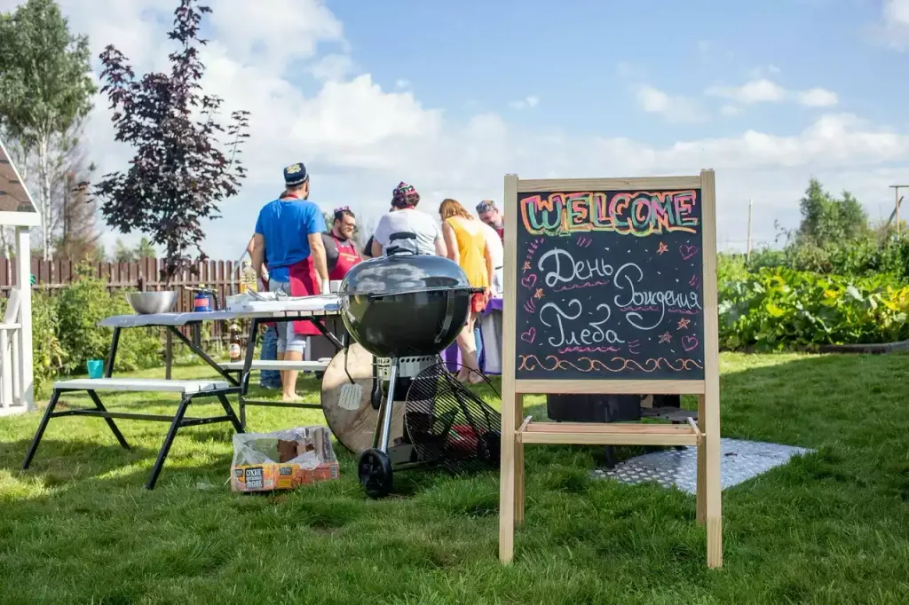 Мангал и приветственное оформление на выездном BBQ-корпоративе EventyOn