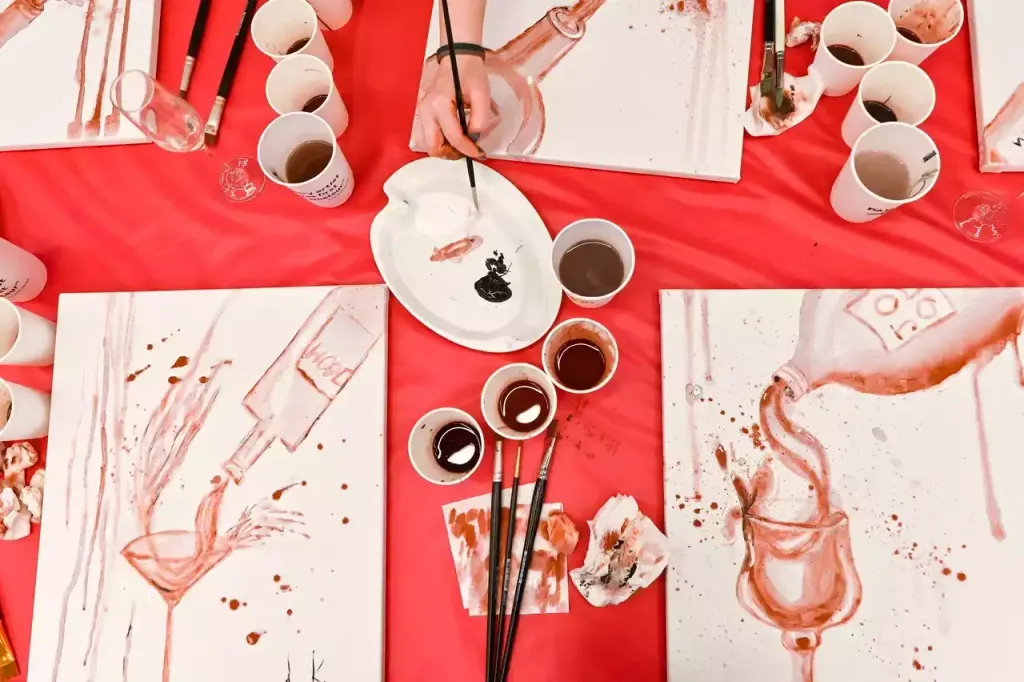 Процесс рисования на арт-вечеринке EventyOn — холсты и краски на столе