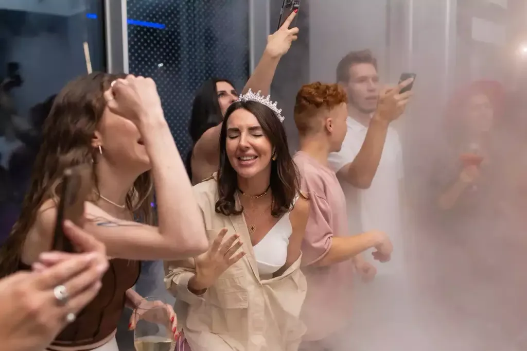 Гости танцуют в дыму на вечеринке по случаю дня рождения EventyOn
