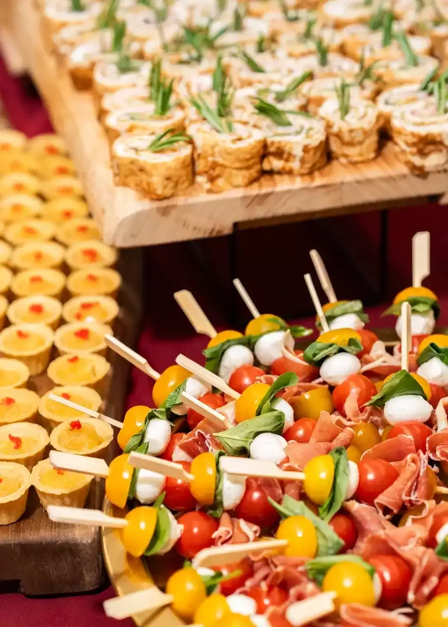 Фуршетные закуски на корпоративном мероприятии EventyOn