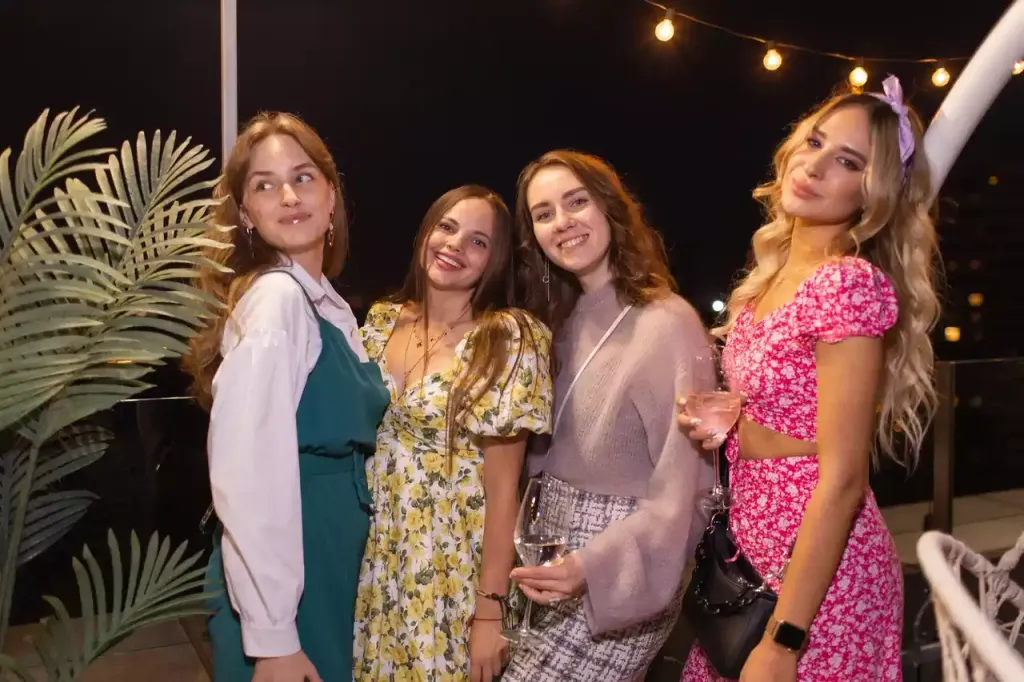Гости на вечерней вечеринке на открытой площадке EventyOn