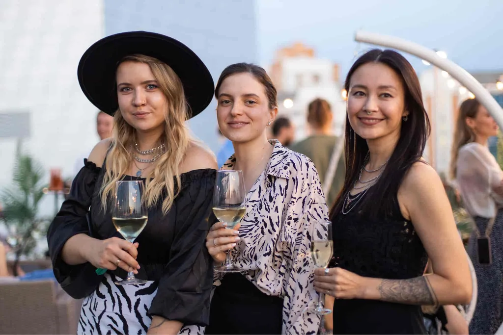 Гости с бокалами вина на выездном корпоративе EventyOn