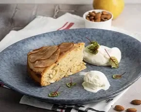 Ореховый пирог с грушей и мороженым
