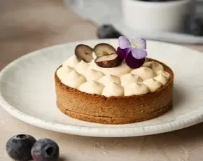 Черемуховый мини тарт с яблочным курдом и муссом из вареной сгущенки