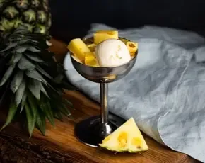Карамелизированный ананас с кокосовым мороженым и взрывной карамелью