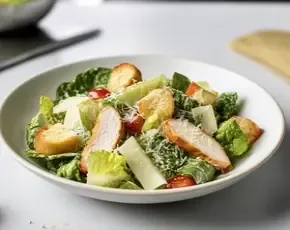 Салат Цезарь с индейкой