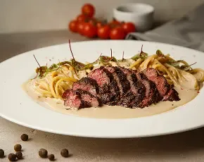 Диафрагма толстая Стейк мясника, спагетти De Cecco, соус пепе верде