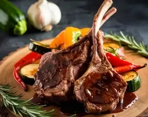 Каре ягненка с овощами гриль