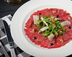 Карпаччо из говядины с рукколой