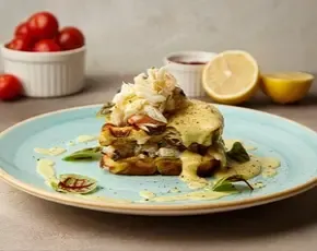 Картофельные вафли с крабом, томатом и соусом Пекорино