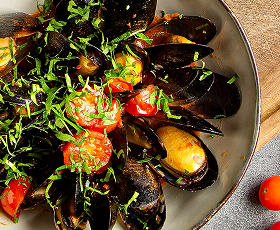 Ночь в Париже: Стейк с соусом Cafe de Paris, мидии по-французски и крем-брюле