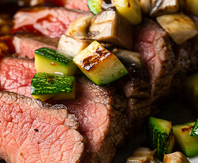 Гурман сет: салат с карамелизированной уткой, стейк Три Тип и торт два шоколада