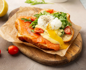 Бранч отчаянных домохозяек 2.0: тартар из сибаса, яйца Бенедикт и вишнёвый пирог | 18+