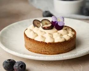 Черемуховый мини тарт с яблочным курдом и муссом из вареной сгущенки