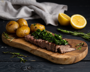 Фланк -стейк с соусом чимичури и мини картофелем с розмарином