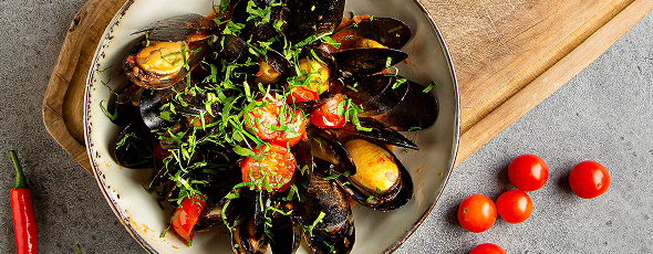 Ночь в Париже: Стейк с соусом Cafe de Paris, мидии по-французски и крем-брюле | 16+