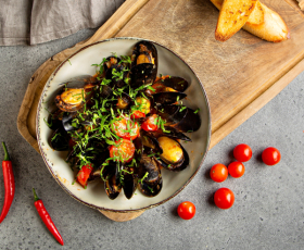 Ночь в Париже: Стейк с соусом Cafe de Paris, мидии по-французски и крем-брюле | 16+