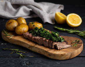 Фланк стейк с соусом Чимичурри и мини картофелем с розмарином