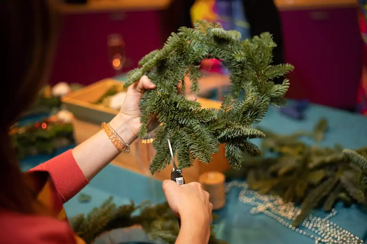 Секатор или ножницы (для нарезки веток и лент)