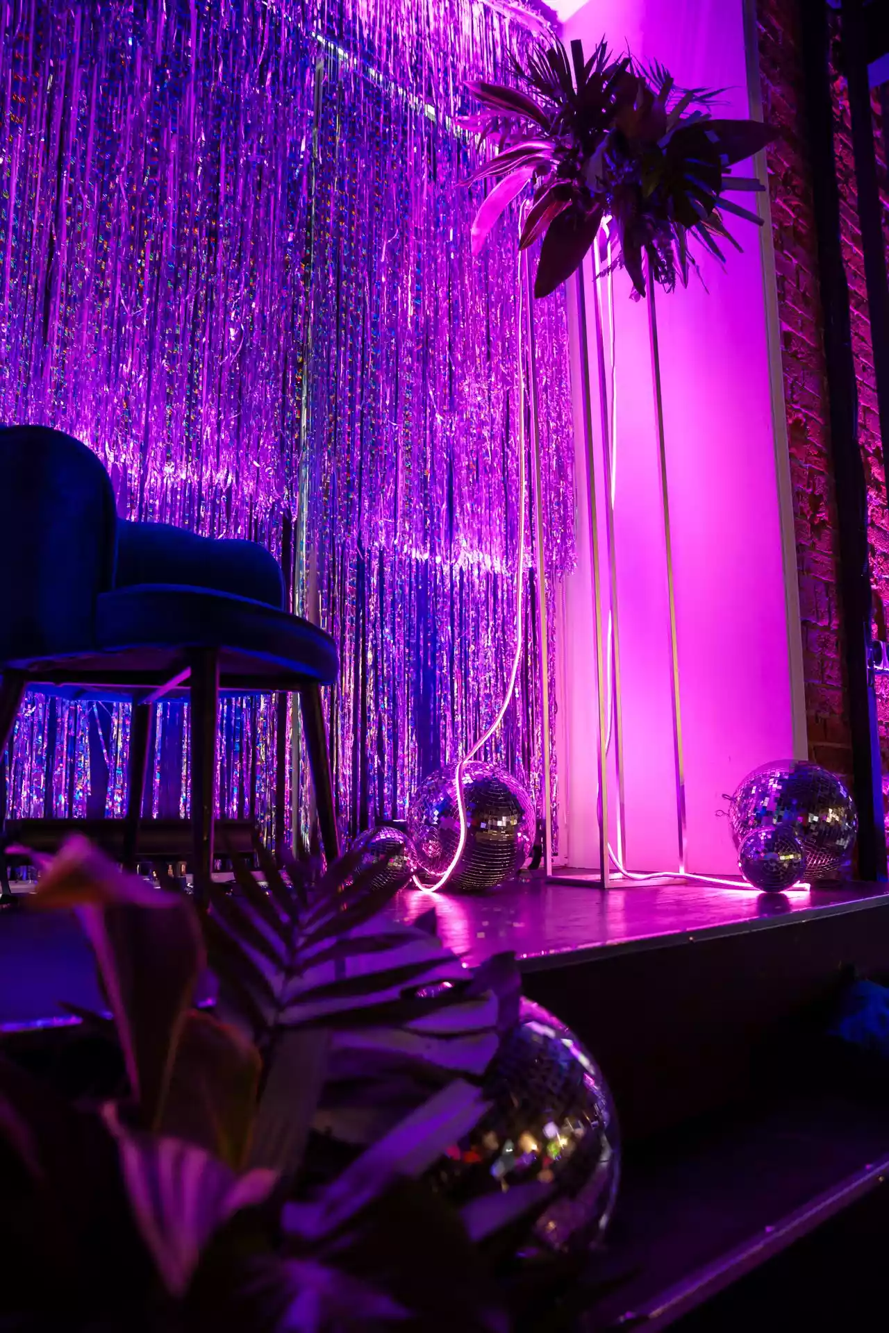 Затраты на оборудование (звуковое, проекционное, световое).