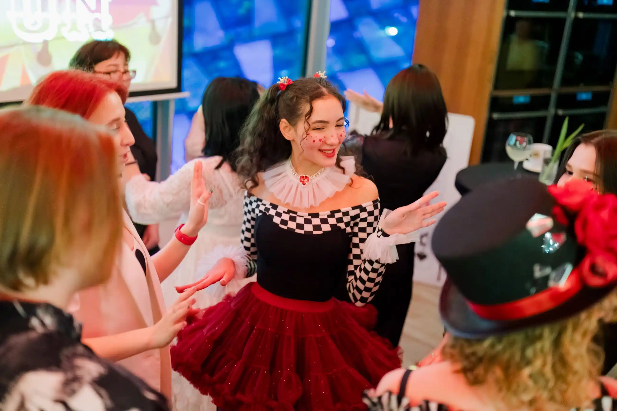 ΠΠ΅ΡΠ΅ΡΠΈΠ½ΠΊΠ° Π² ΡΡΠΈΠ»Π΅ Β«Circus partyΒ»
