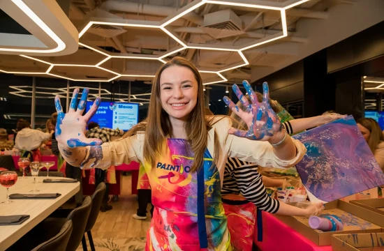 Участница арт-вечеринки PaintOn с разноцветными красками на руках — подарочный сертификат на открытый мастер-класс EventyOn