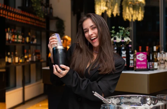 Девушка с шейкером во время коктейльного мастер-класса WineOn — сертификат на вечер впечатлений EventyOn