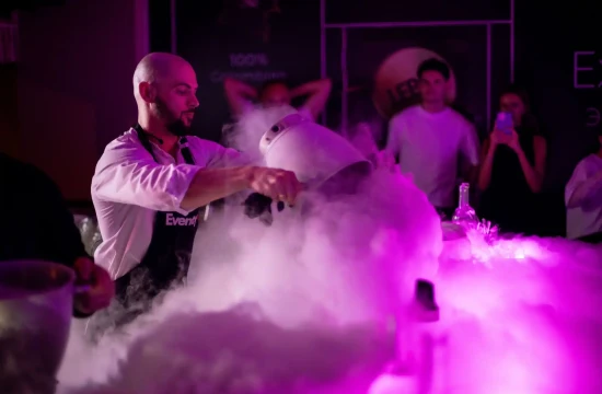 Корпоратив на 23 февраля — шеф проводит кулинарное шоу с жидким азотом