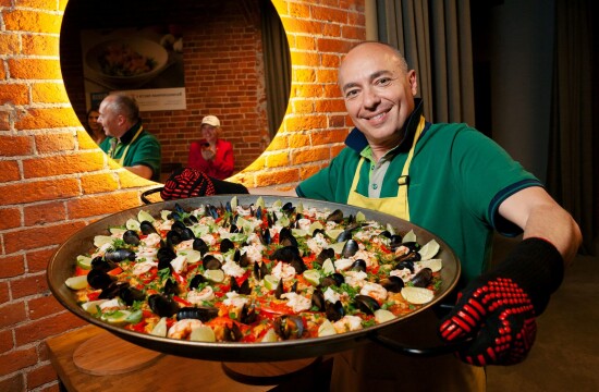 Корпоратив на 23 февраля — участник с большой паэльей на мастер-классе